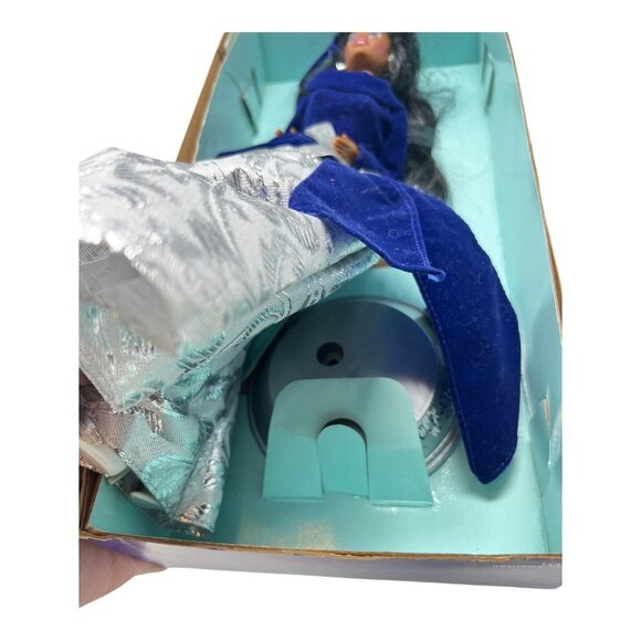 1995 Avon Special Ed Winter Velvet African American Barbie 15587 AA READ - Picture 3 of 13